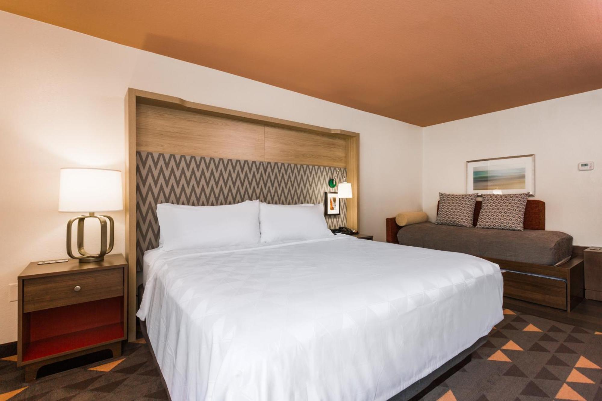 King Room Roll-Away Bed Non-Smoking,1449901105:JPEG