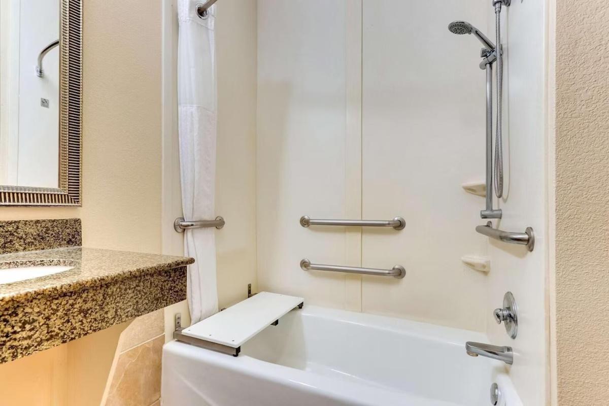 King Room Tub Disability Access or Non Smoking or Interior Corridor,1282334797:JPEG