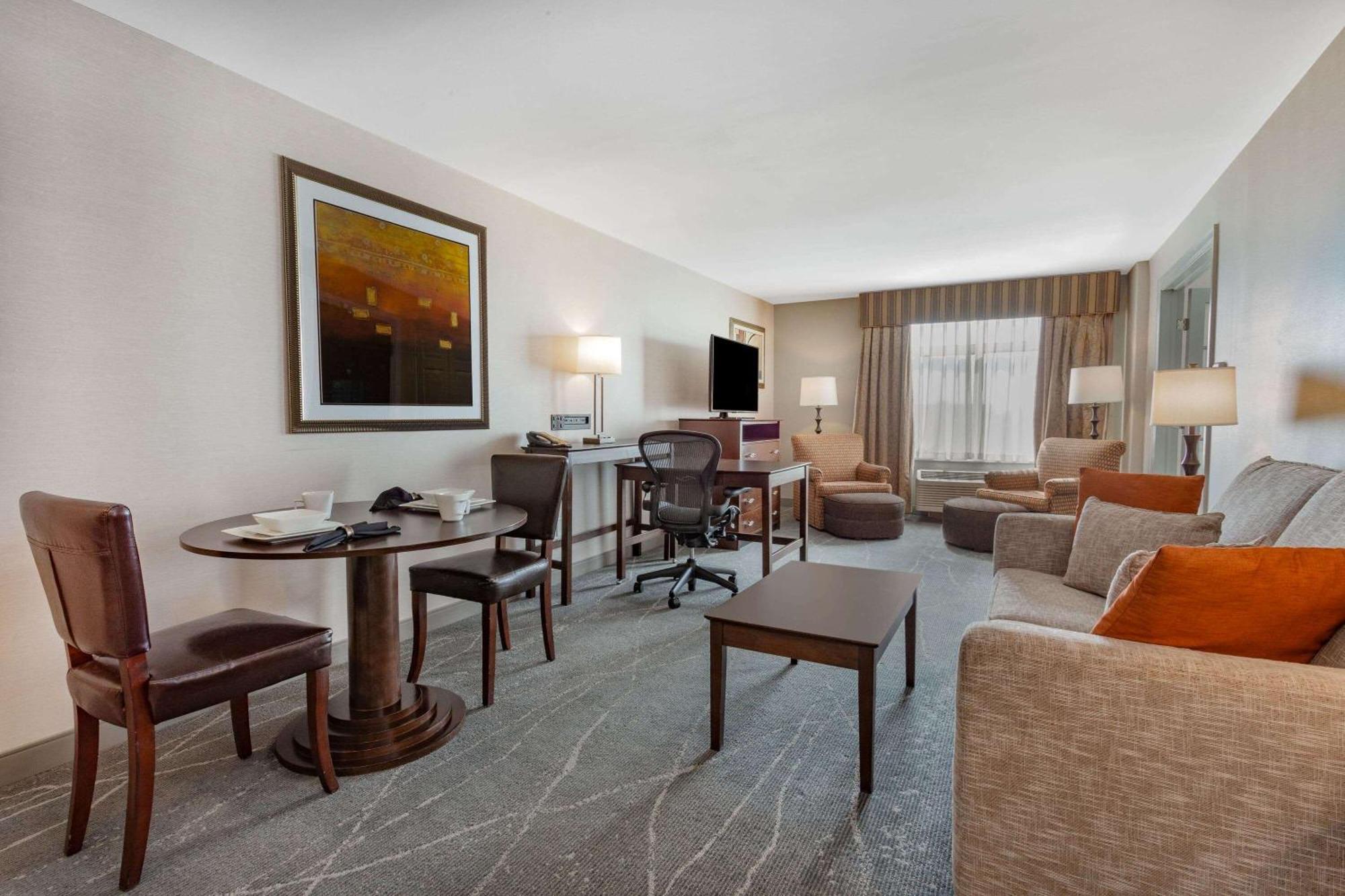 One-Bedroom King Suite Non-Smoking