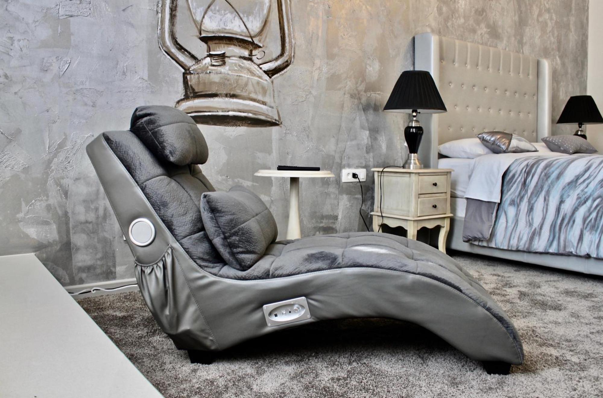 Luxurious Suite Jacuzzi,1282584592:JPEG