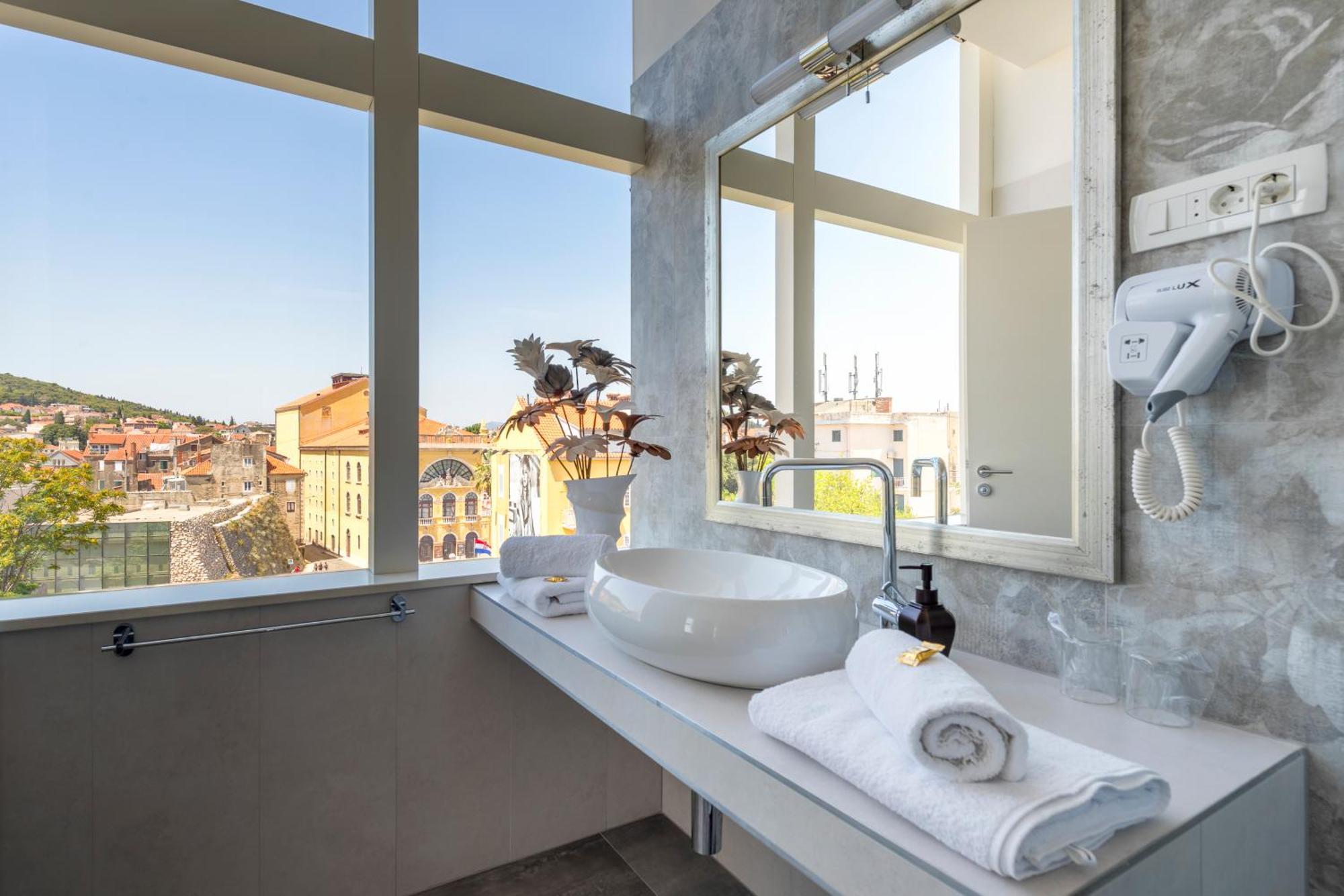 Deluxe Luxury Suite