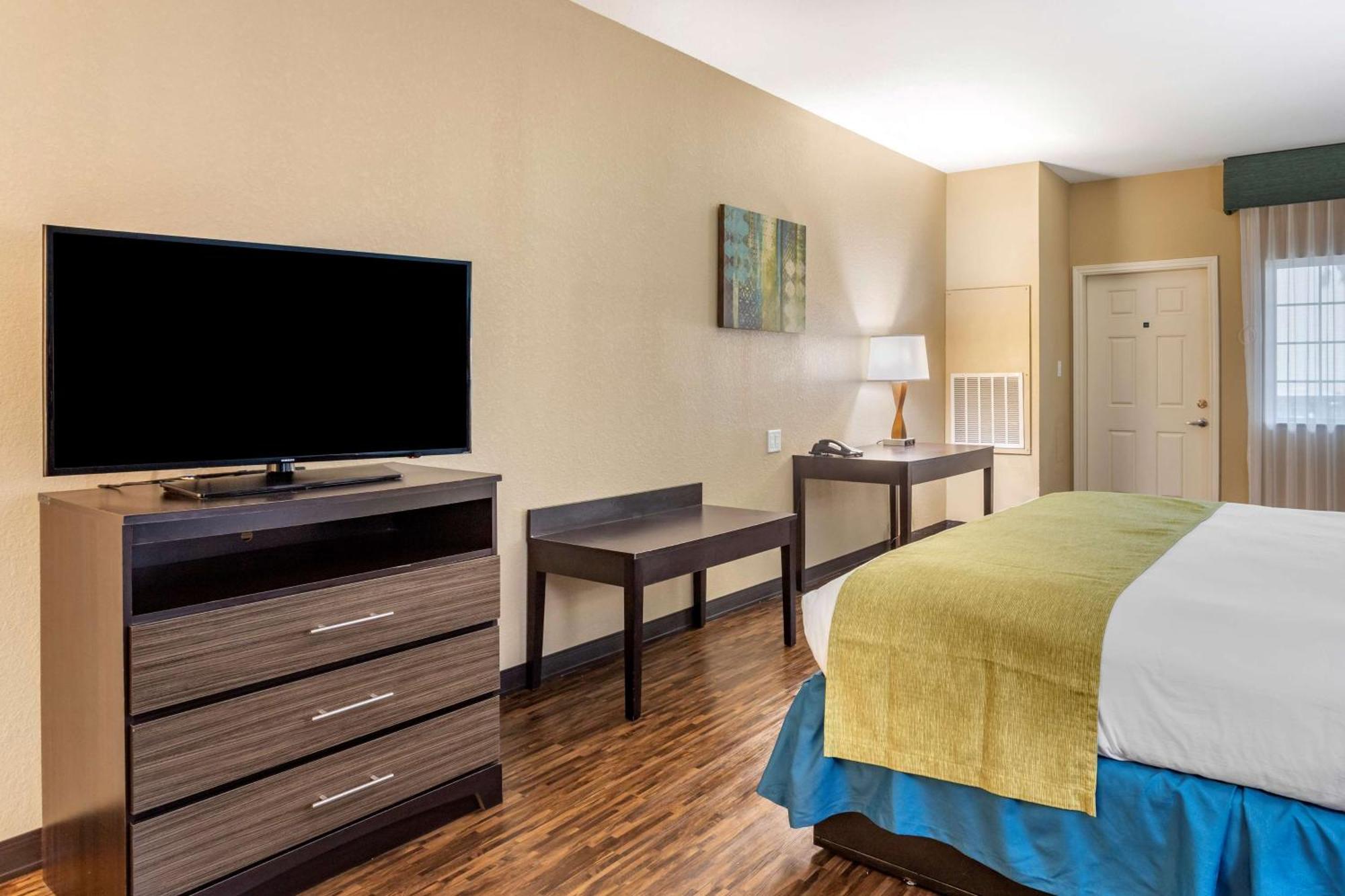 King Suite Sofa Bed Balcony Partial Ocean View or Non-Smoking