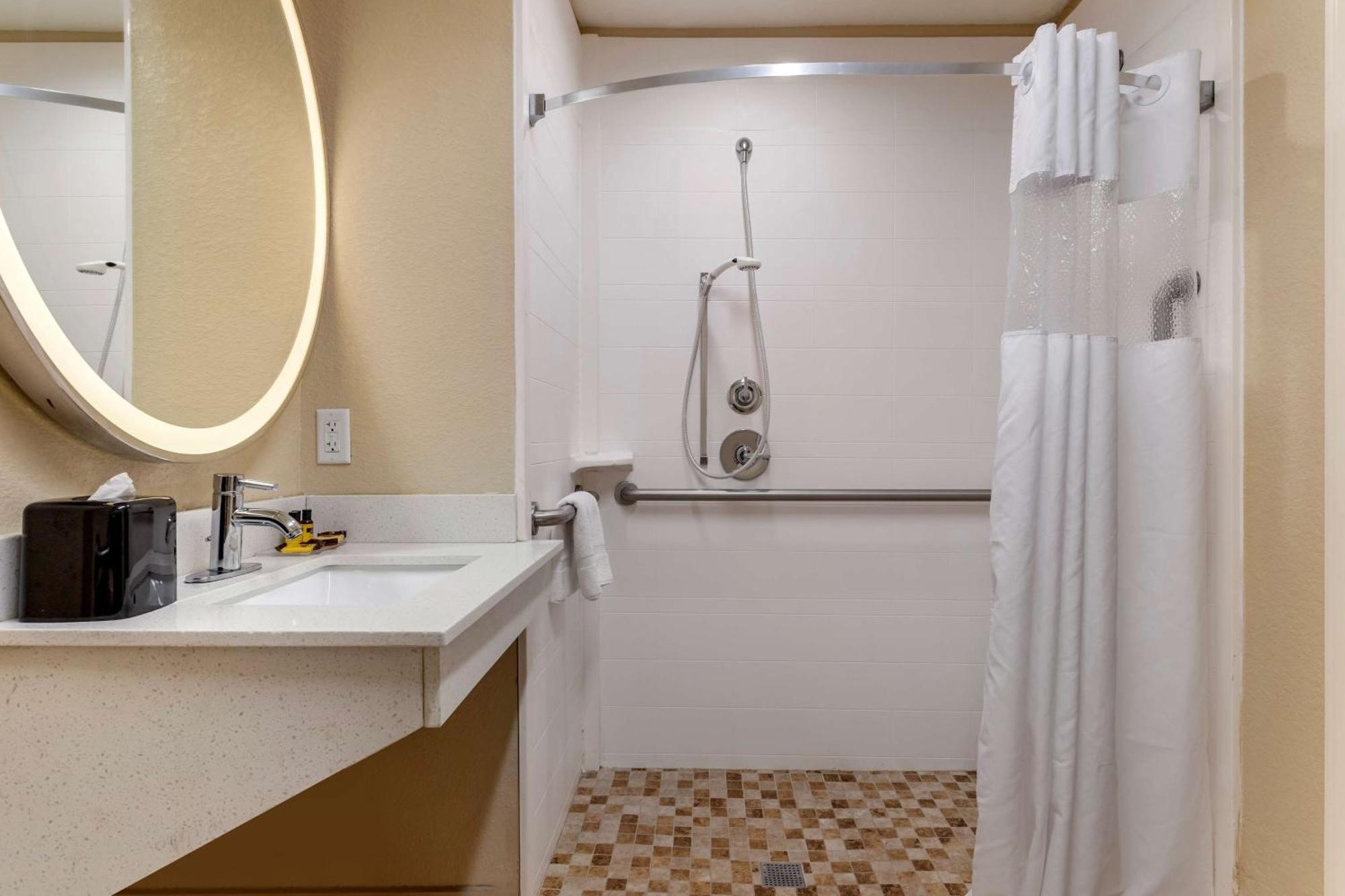 King Suite Roll Shower Mobility Access,1282724380:JPEG