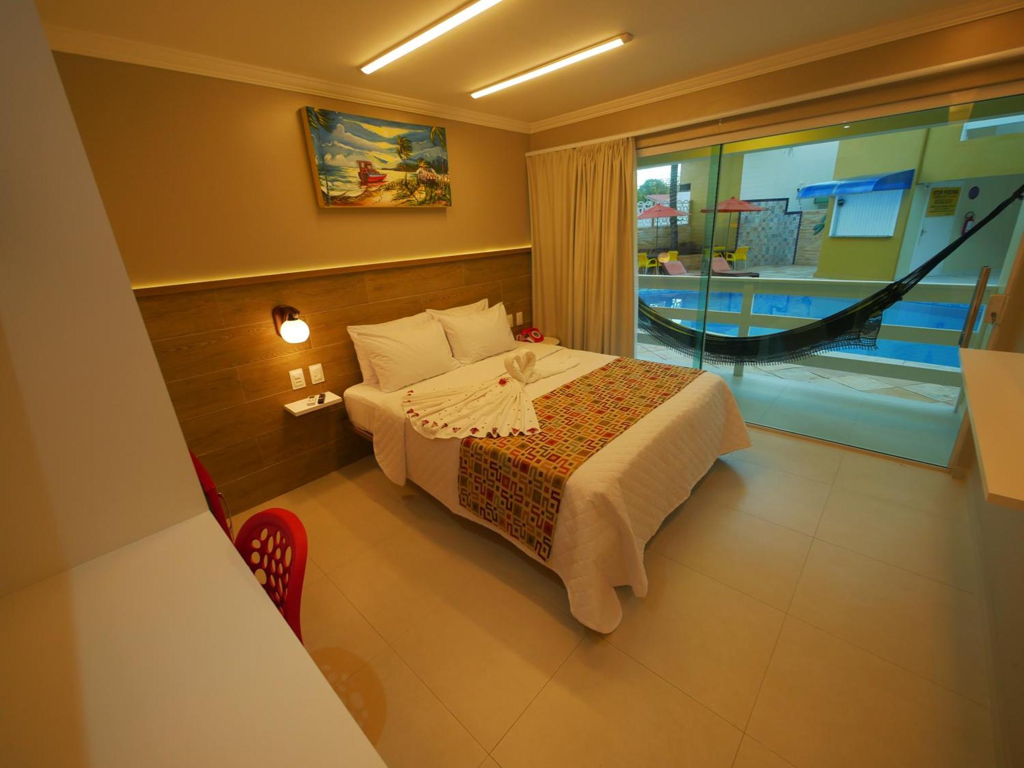 Master Casal com Varanda Vista Piscina