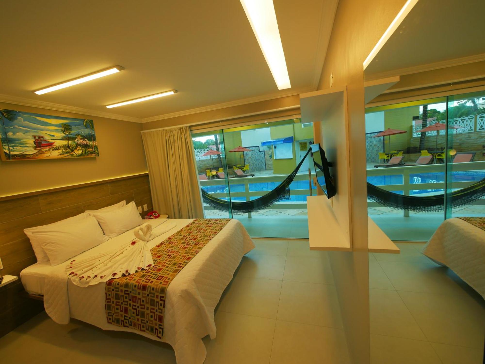 Master Casal com Varanda Vista Piscina