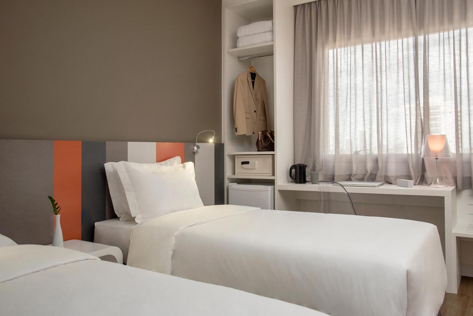 Deluxe Twin 2 Single Beds
