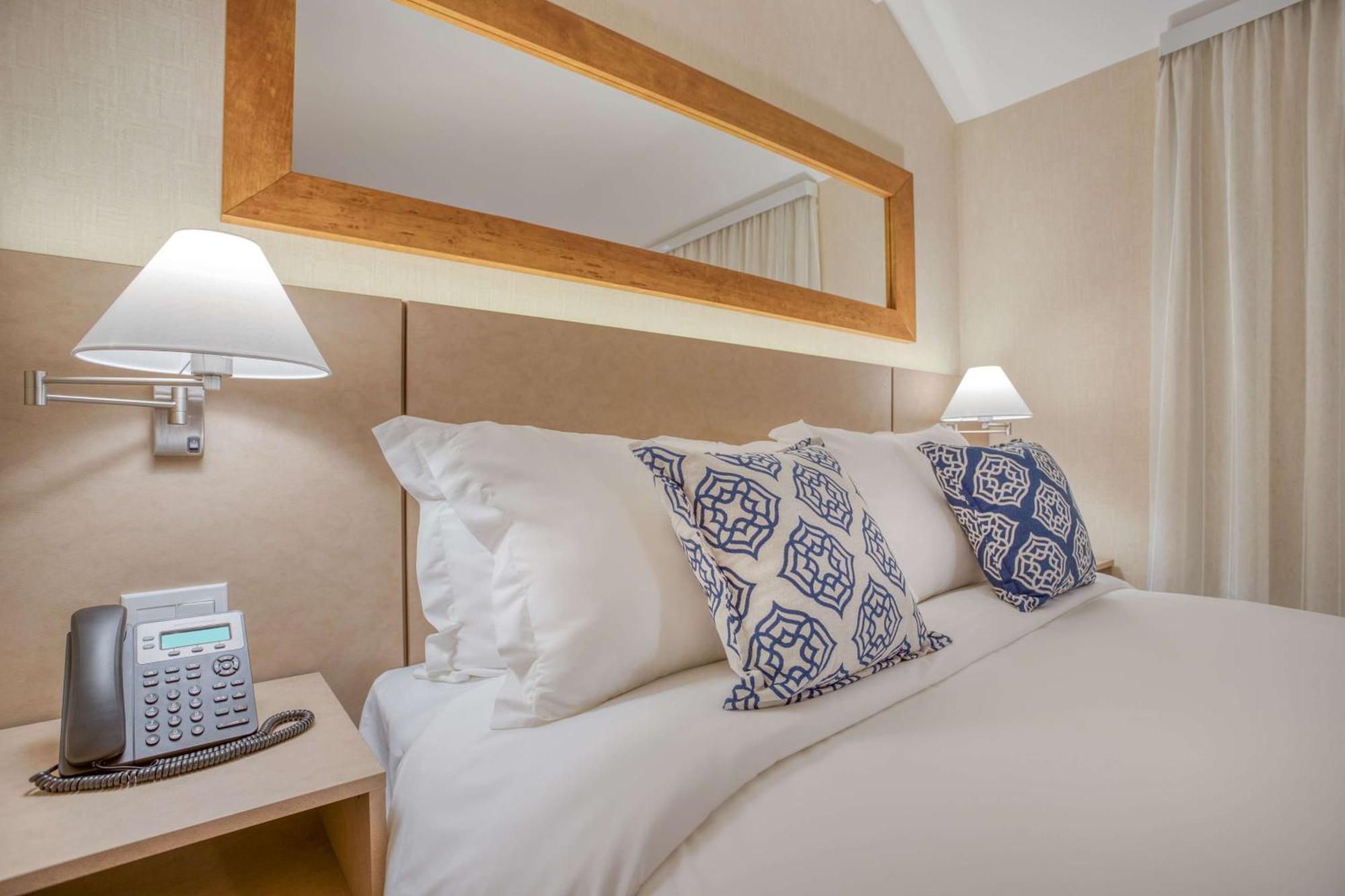 1 Queen Bed Standard Non-Smoking