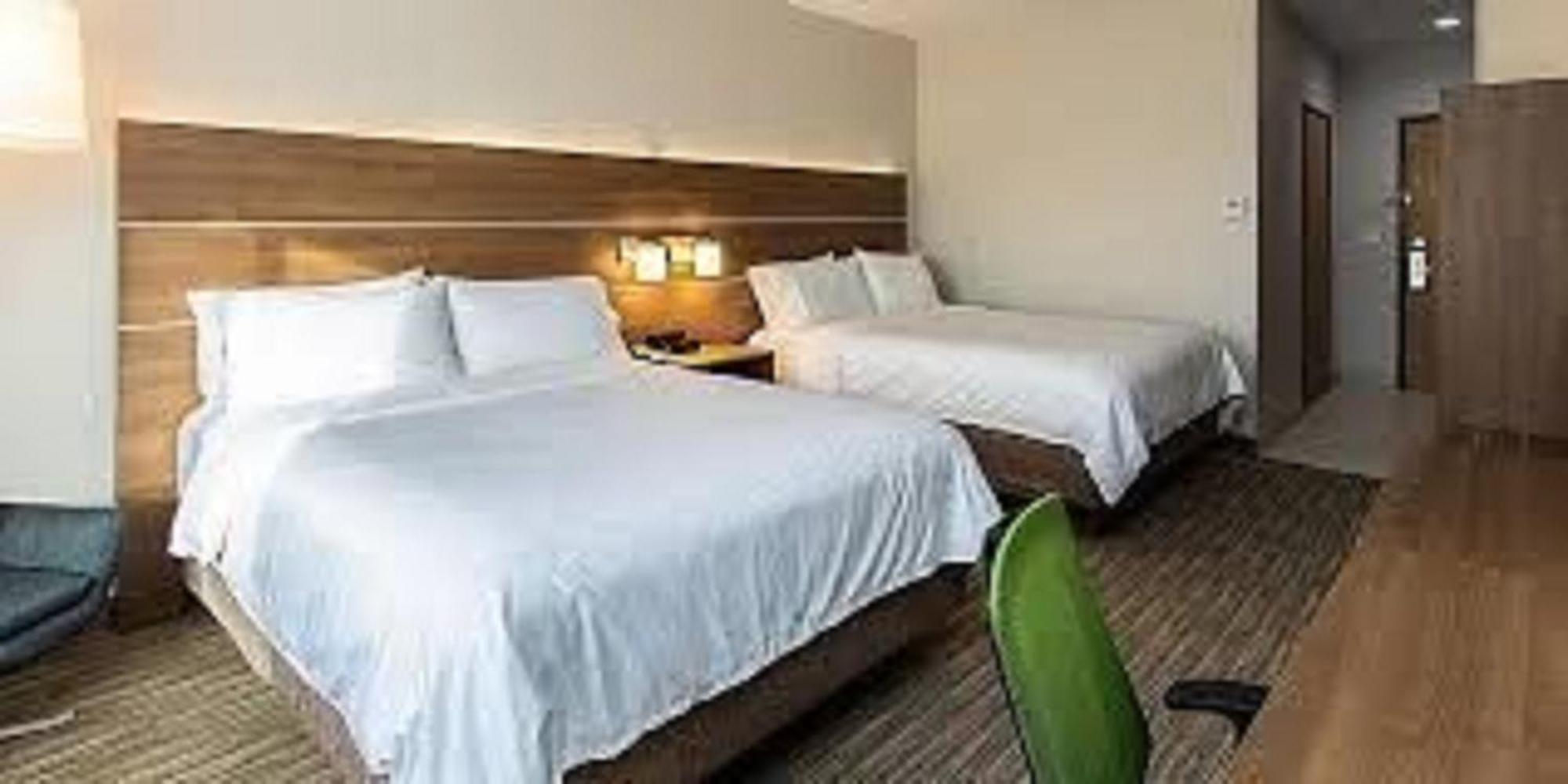 Standard Queen Room Two Queen Beds Tub Mobility or Communications Accessible