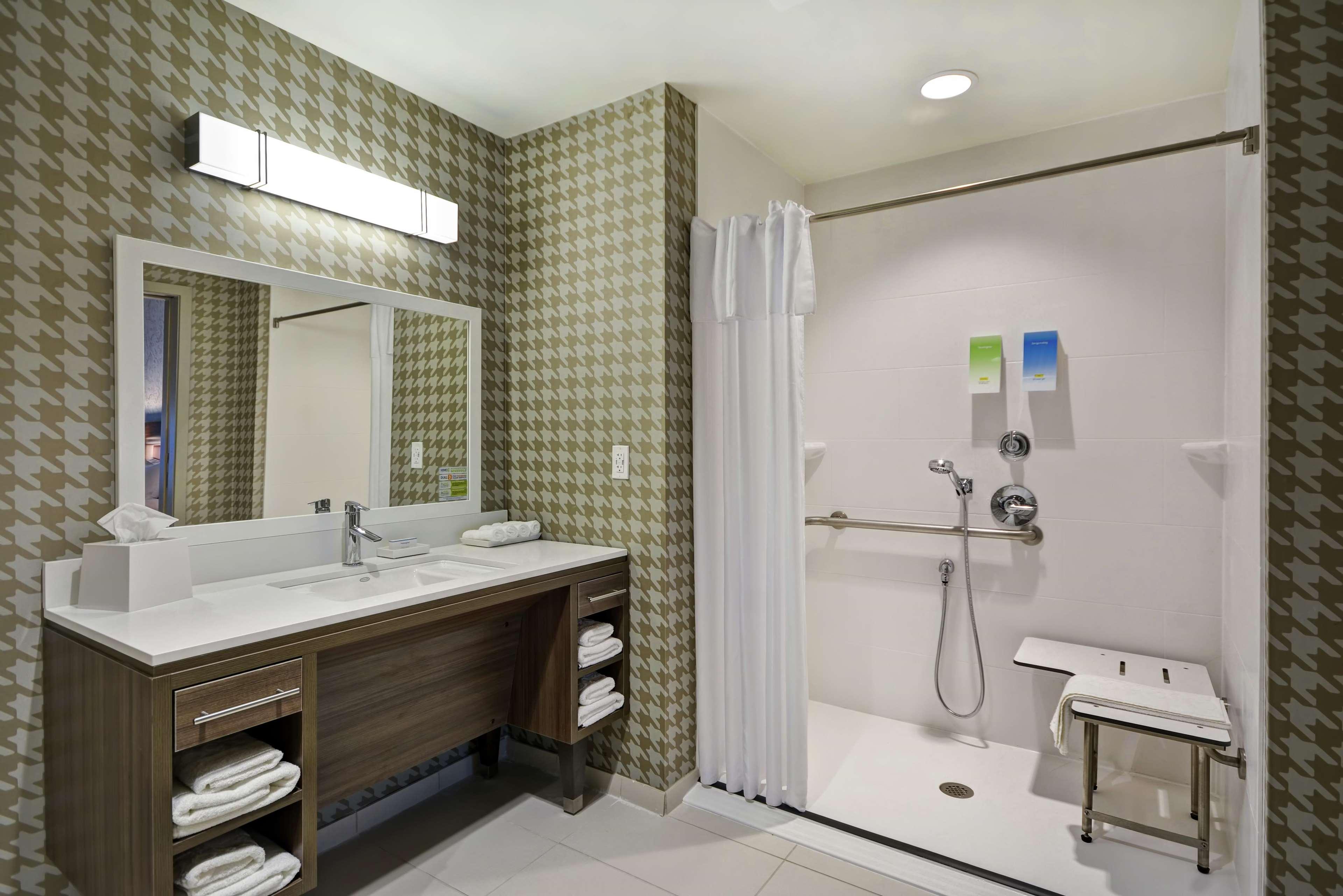 Queen Studio Roll Shower Mobility Access or Non-Smoking,1551282214:JPEG