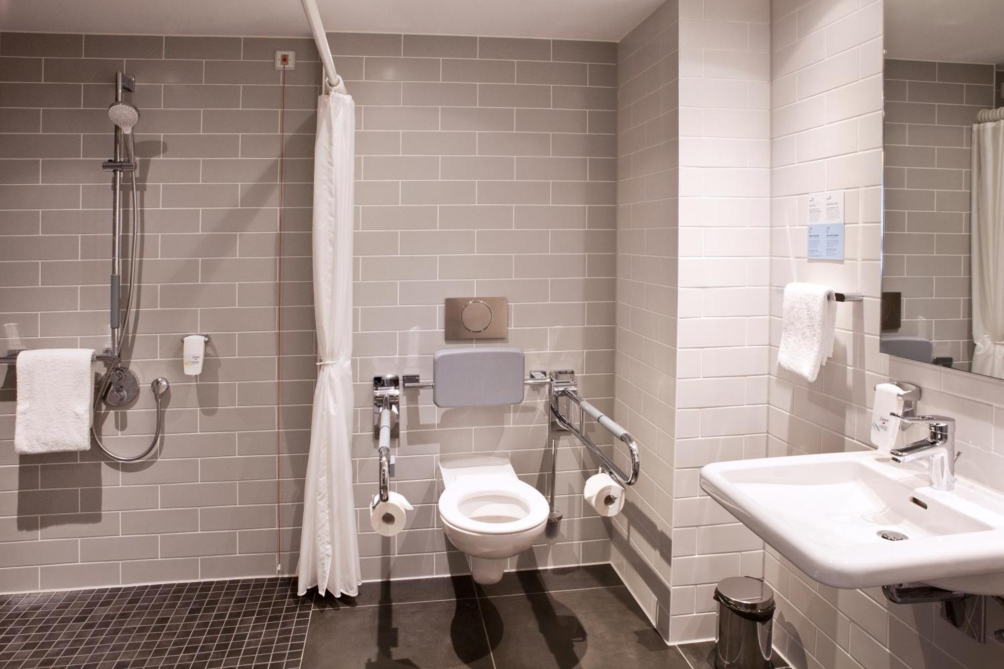 Standard Queen Room Disability Access