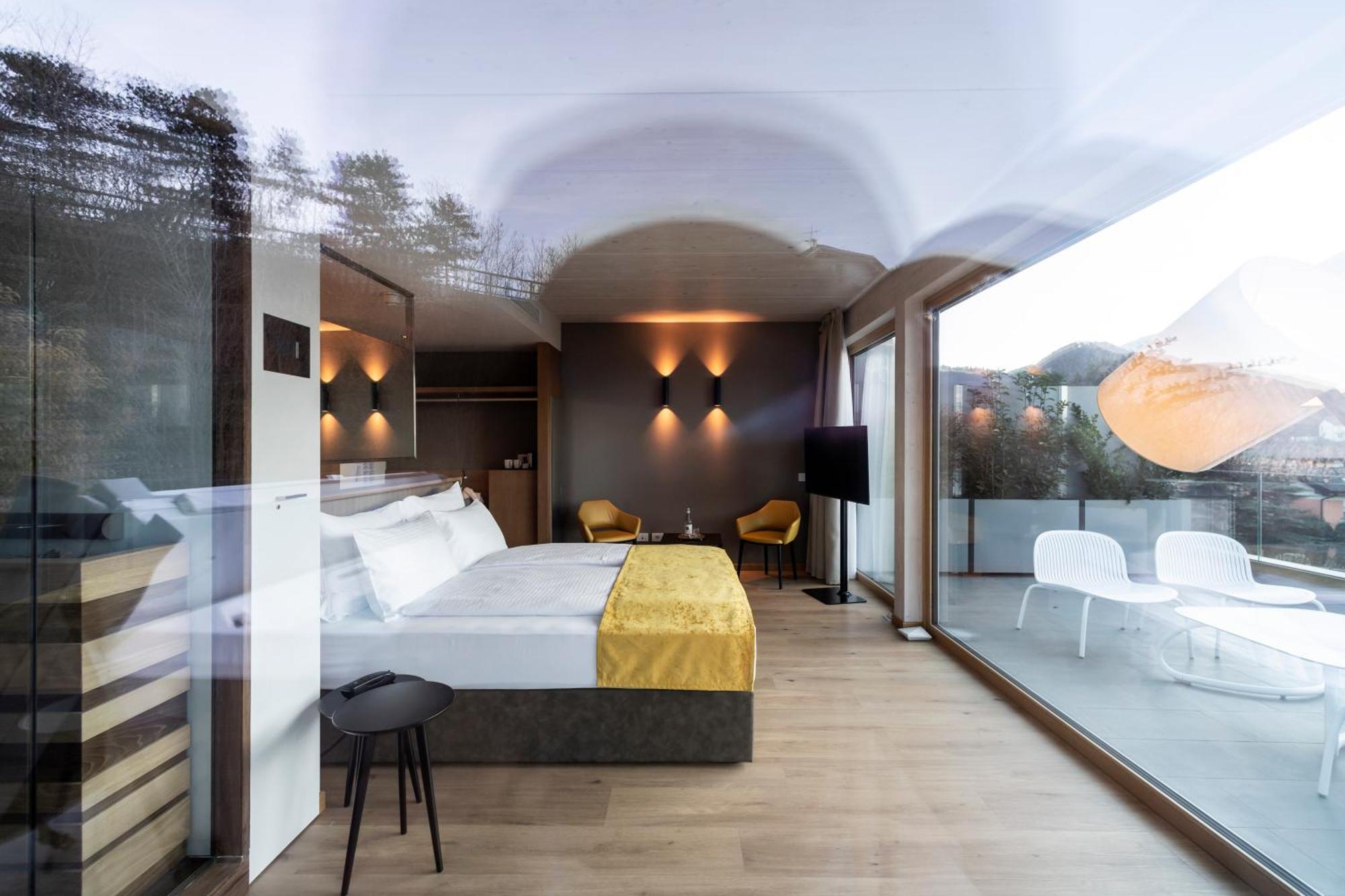 Deluxe Suite Spa Bath