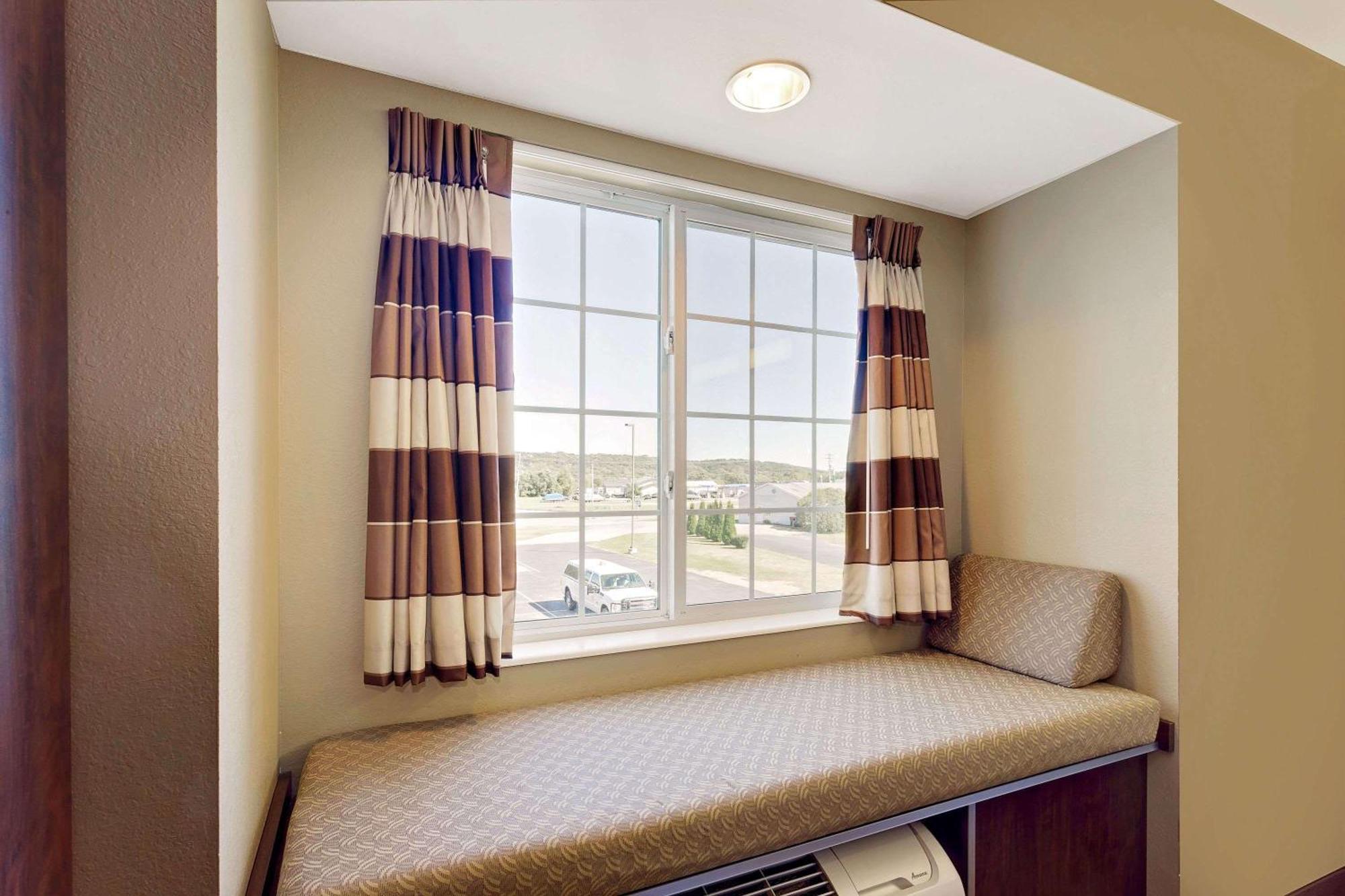 Queen Studio Suite - Mobility Access/Non-Smoking