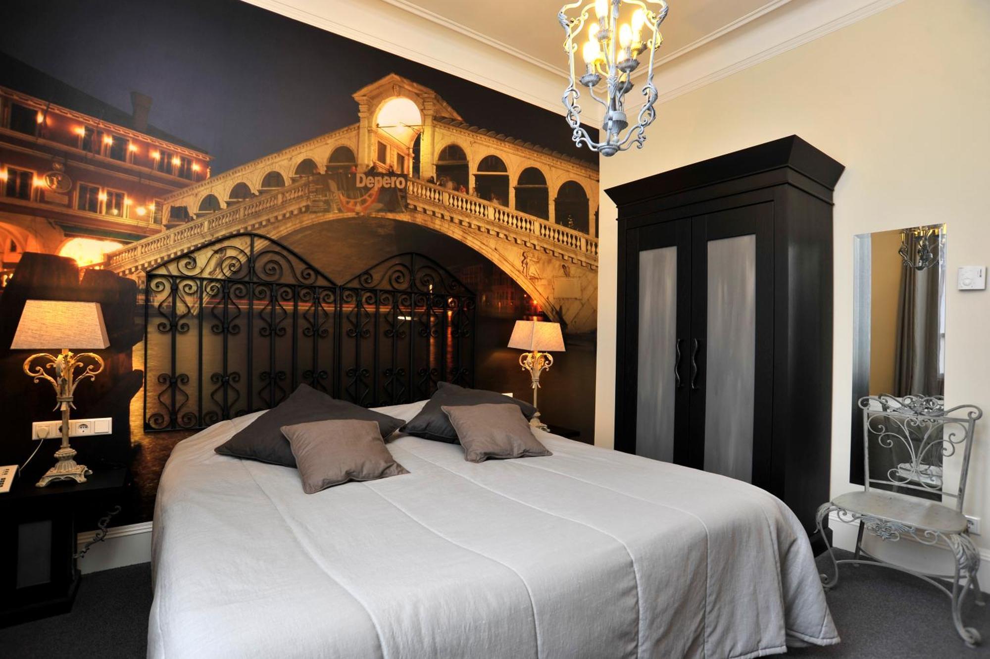 Superior Theme Room 2 Single Beds