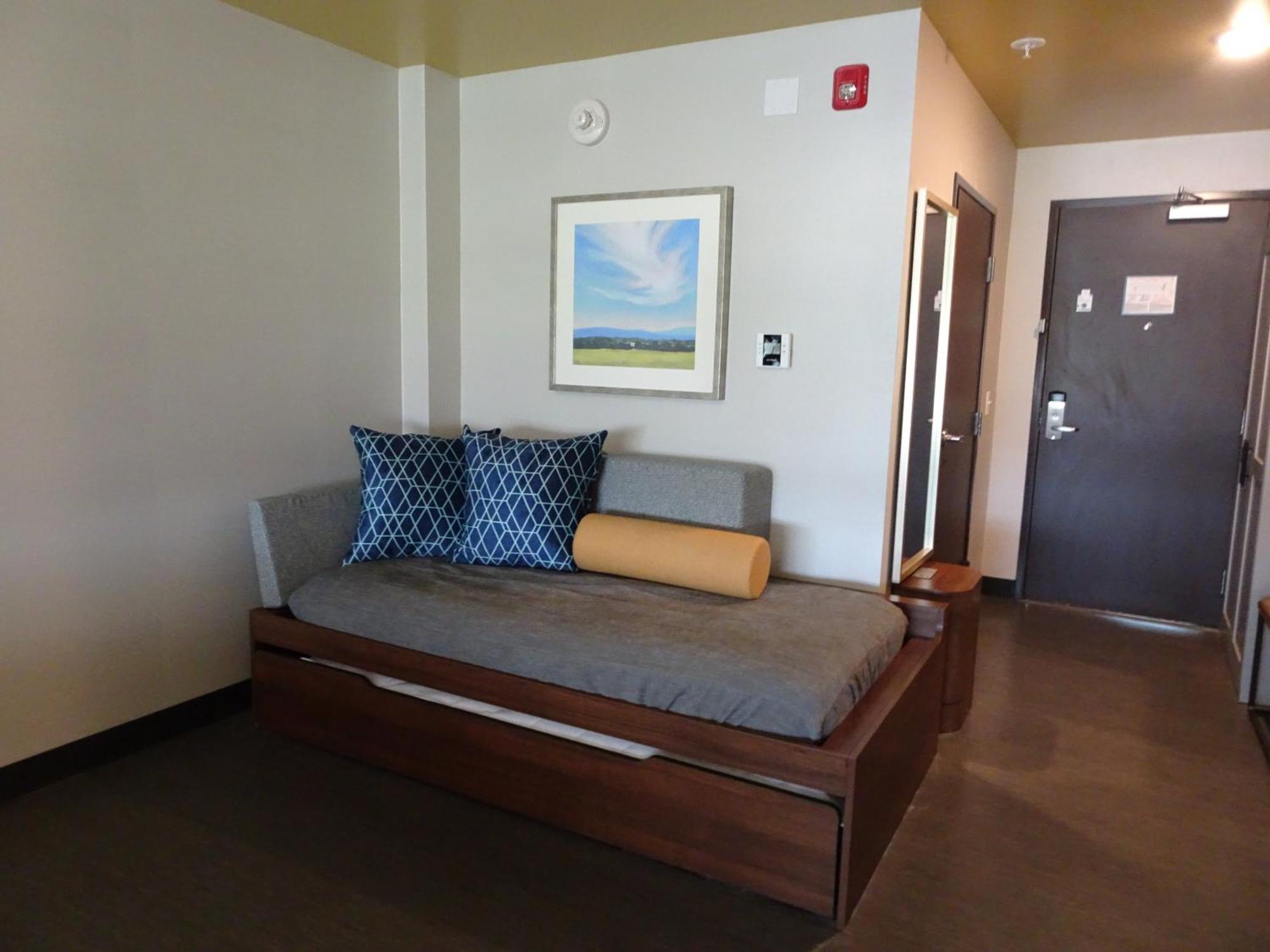 King Room Roll-Away Bed Non-Smoking,1284683416:JPEG