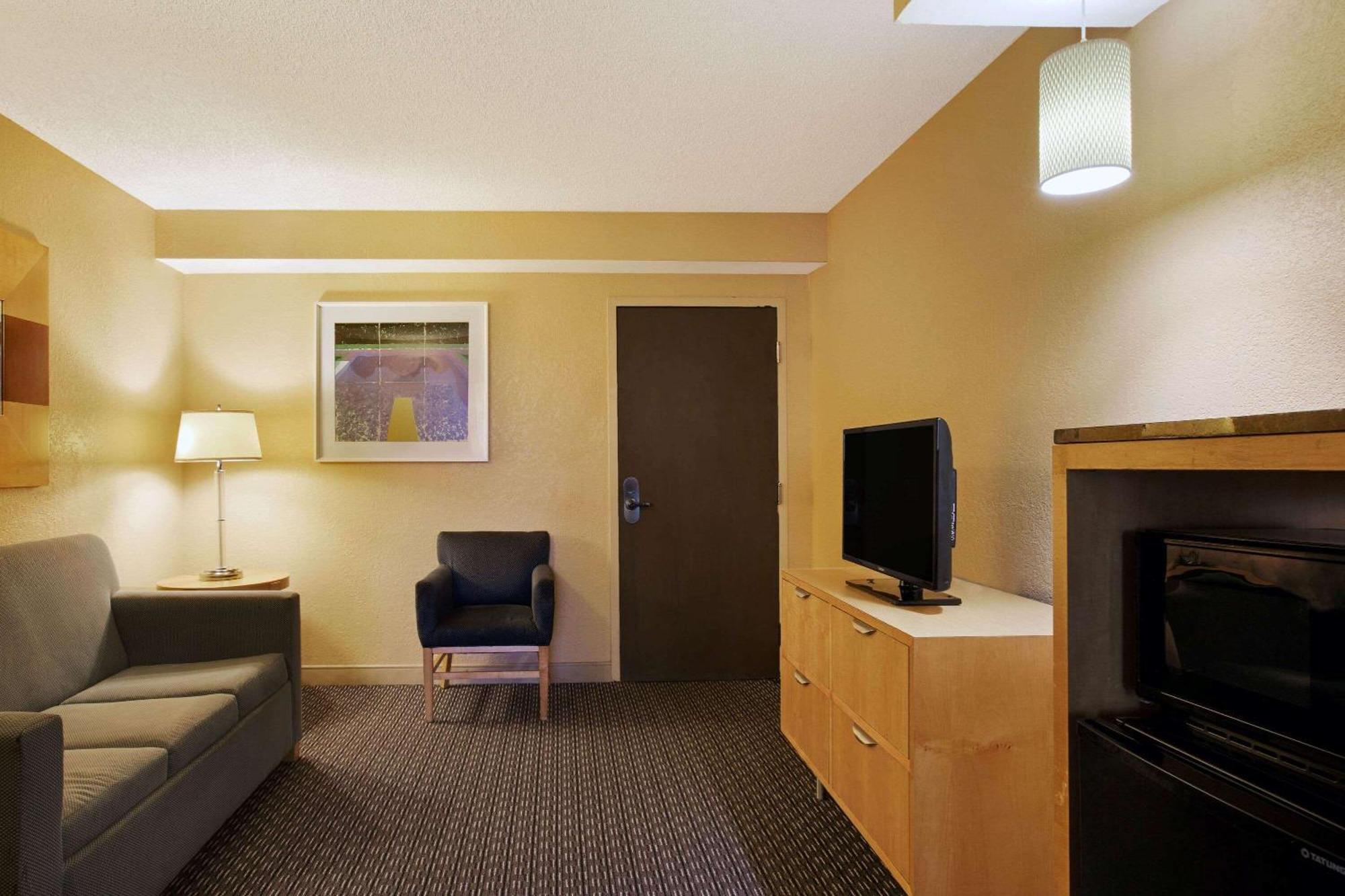 One-Bedroom Suite Two Double Beds Non-Smoking