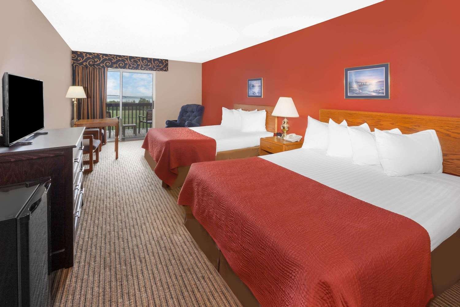 Deluxe Queen Room Two Queen Beds Lake View Non smoking