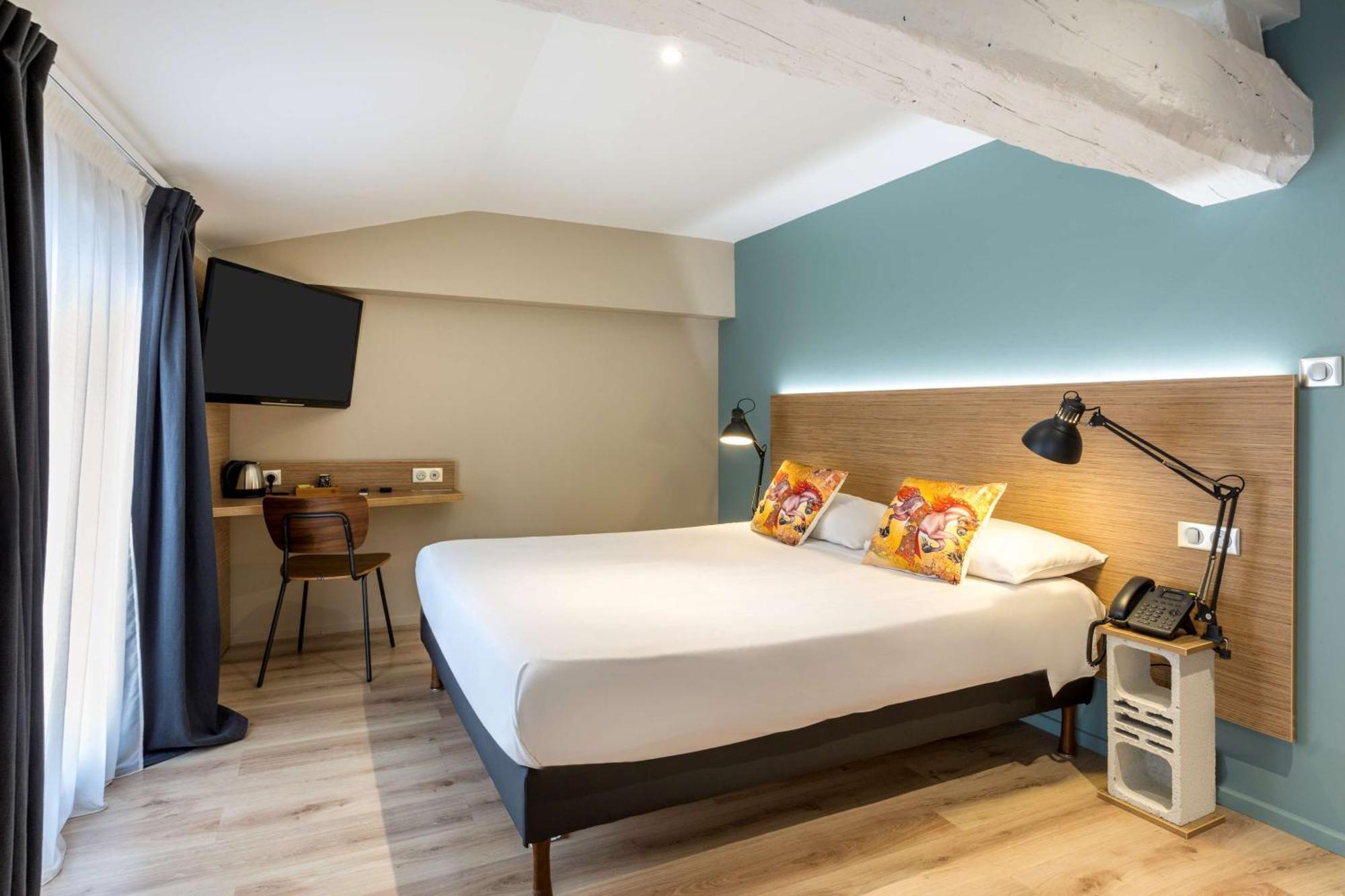 Comfort Queen Room Street Side