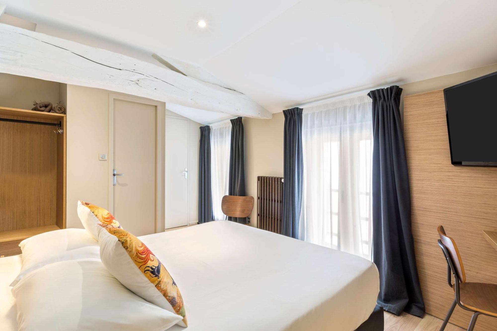 Comfort Queen Room Street Side