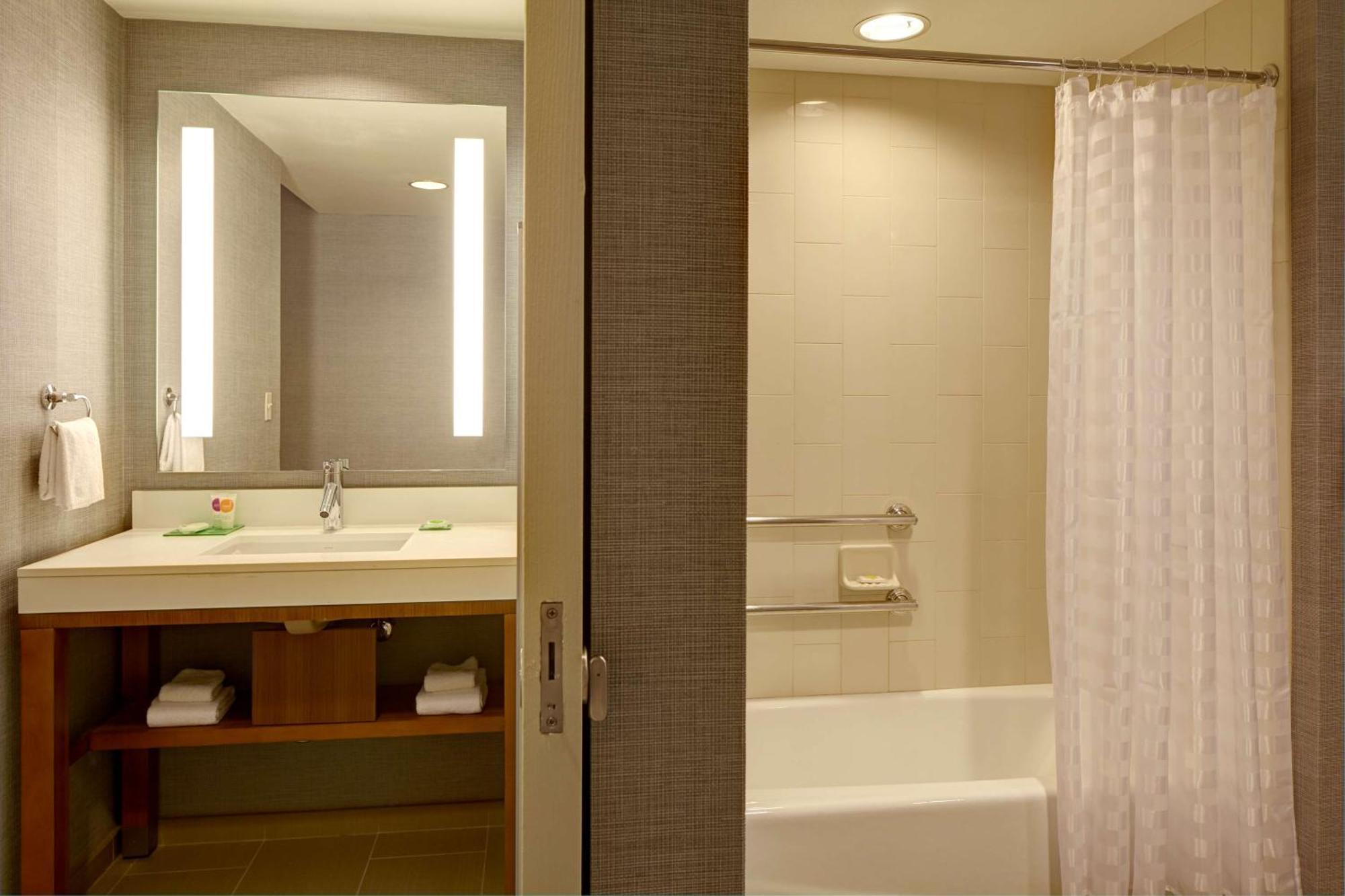 Queen Room Two Queen Beds Accessible Tub,1285078861:JPEG
