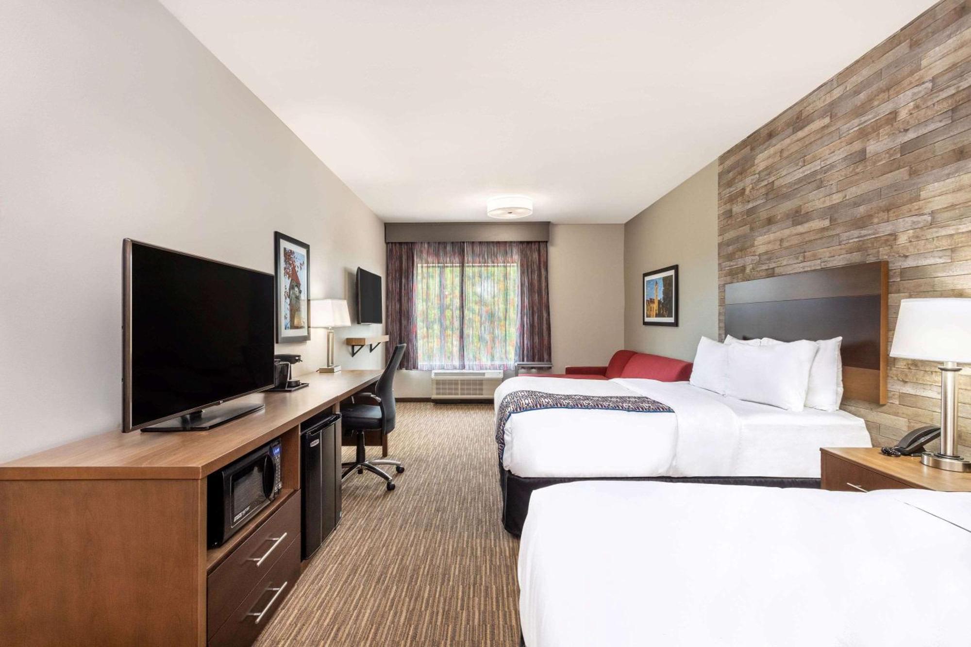 Queen Room with Two Queen Beds and Bath Tub with Grab Bars - Mobility Accessible/Non-Smoking