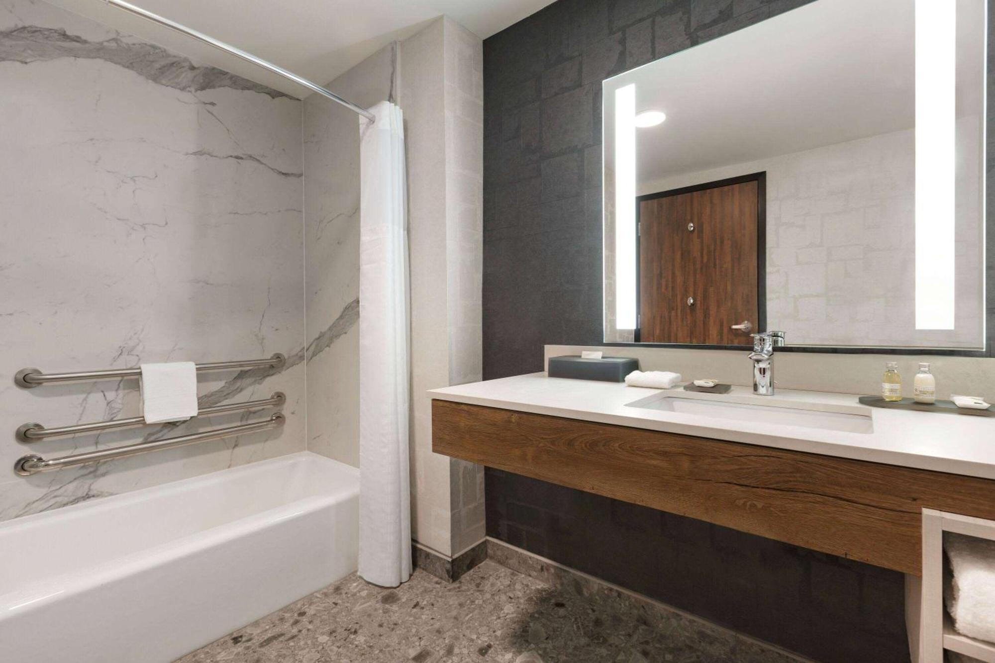 King Room Bath Tub Mobility Accessible or Non-Smoking,1285207306:JPEG