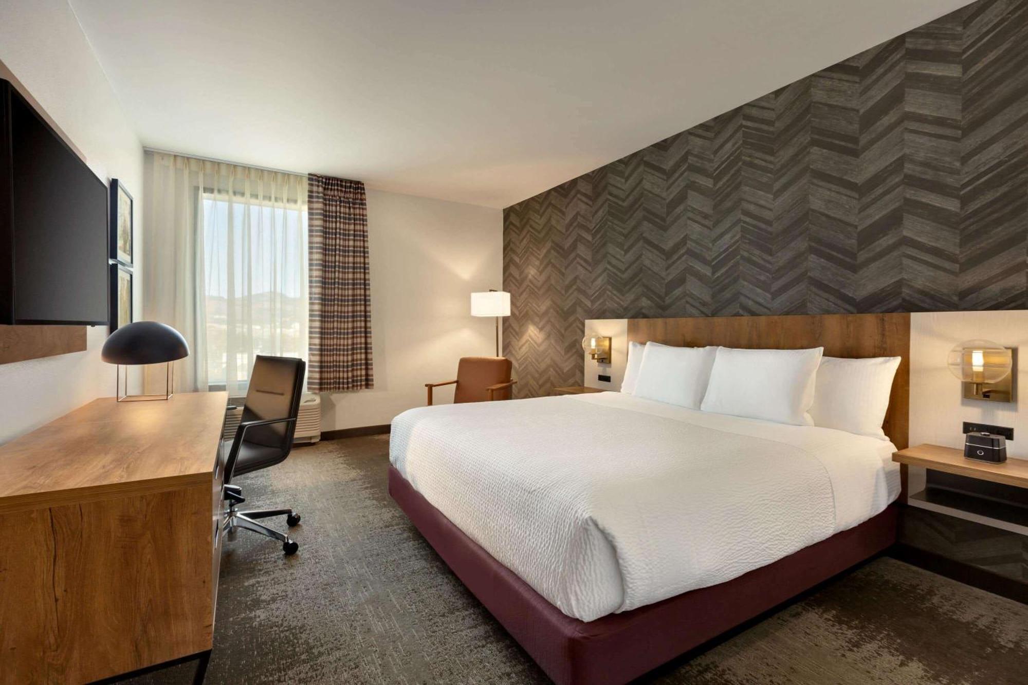 One-Bedroom King Suite Mobility Access or Non-Smoking,1285207138:JPEG