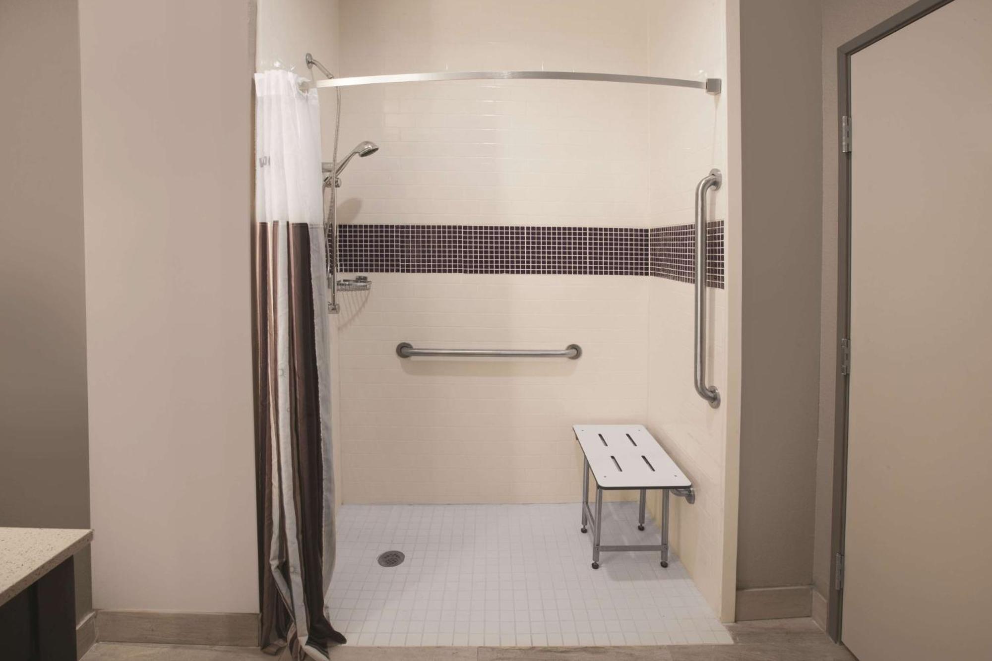 Queen Room with Two Queen Beds and Bath Tub - Mobility/Hearing Accessible - Non-Smoking