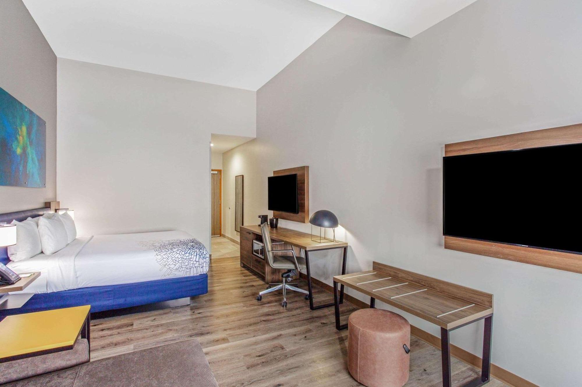 Deluxe King Room Mobility or Hearing Impaired Access Non-Smoking,1285291120:JPEG