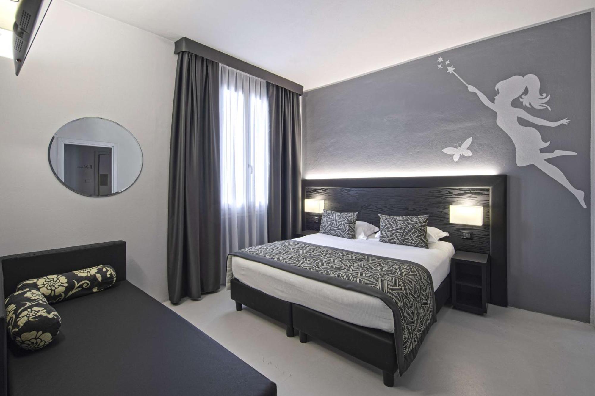 Junior Queen Suite