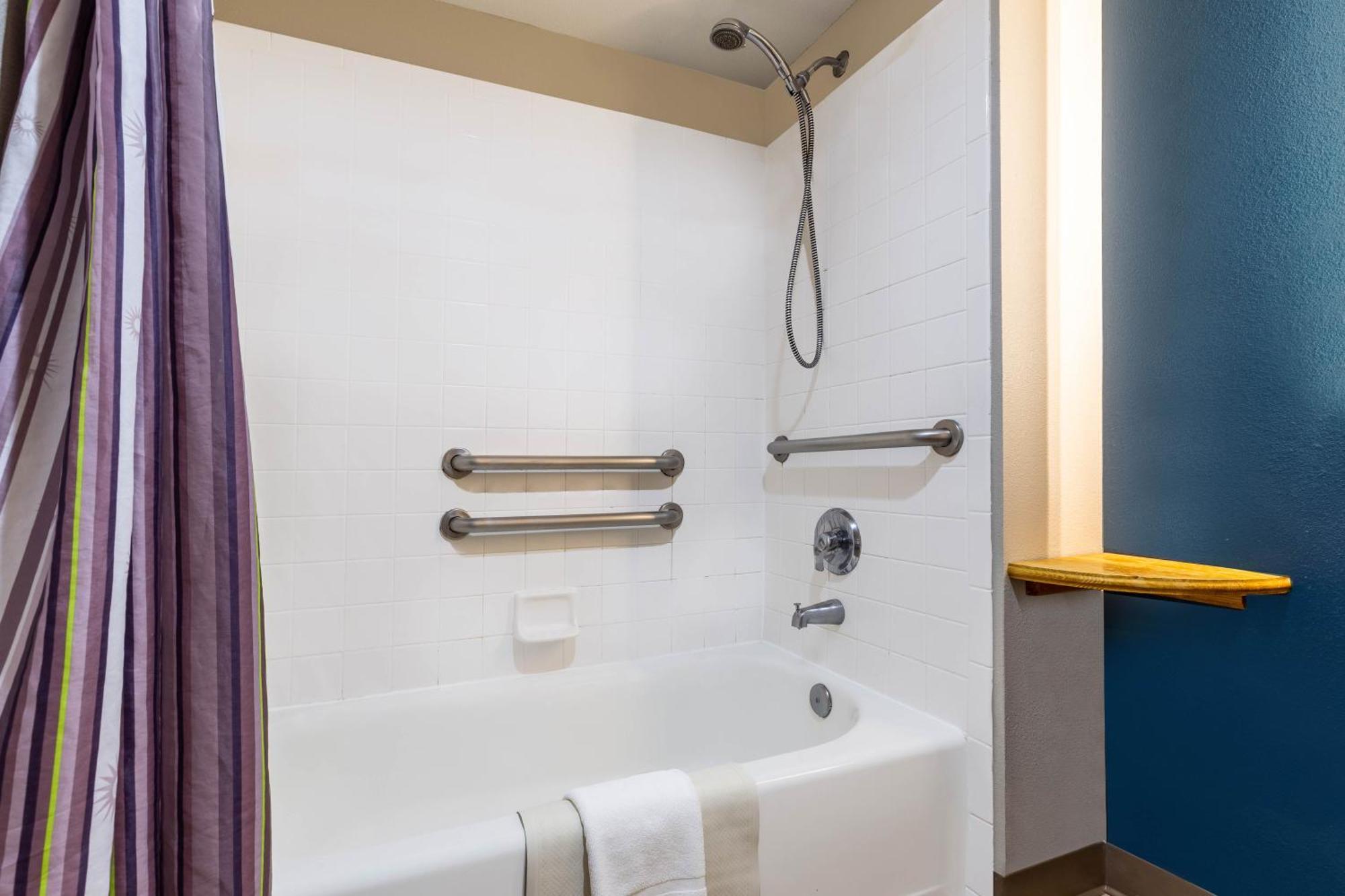 Queen Room Mobility or Hearing Impaired Access Non-Smoking