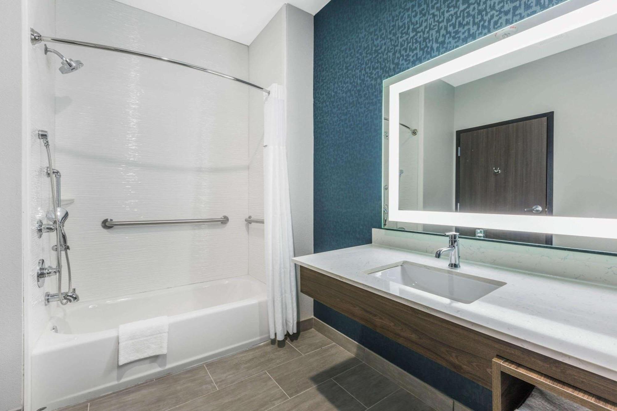 King Room Mobility or Hearing Impaired Access Non-Smoking