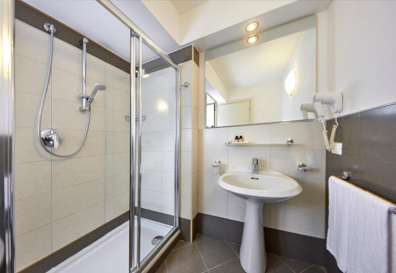 Superior Double or Twin Room with Lake View,1589132696:JPEG