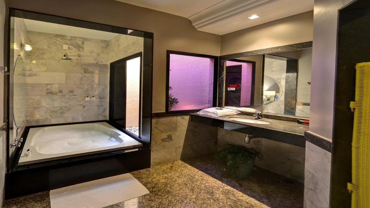 Deluxe Suite Spa Bath