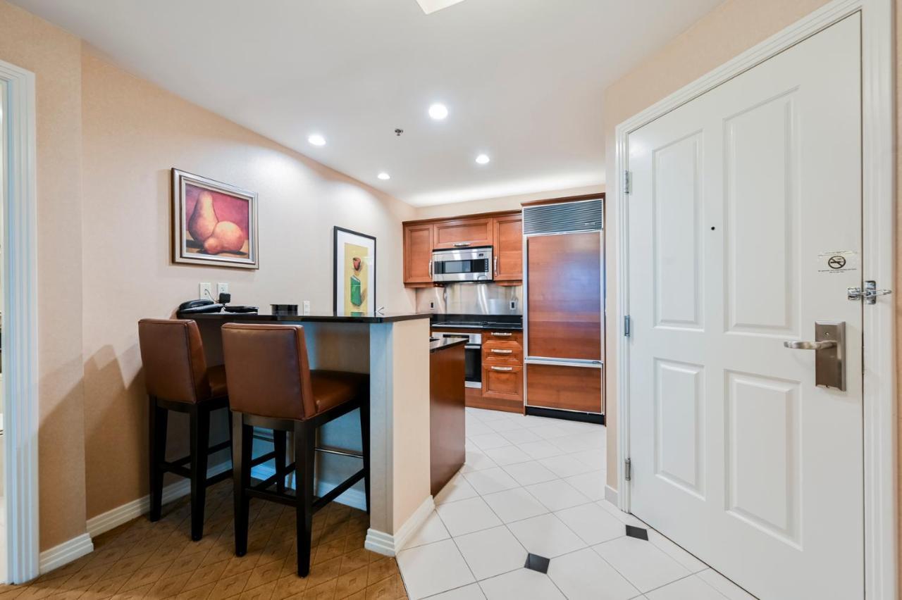 PH Floor Two-Bedroom Strip View & Balcony