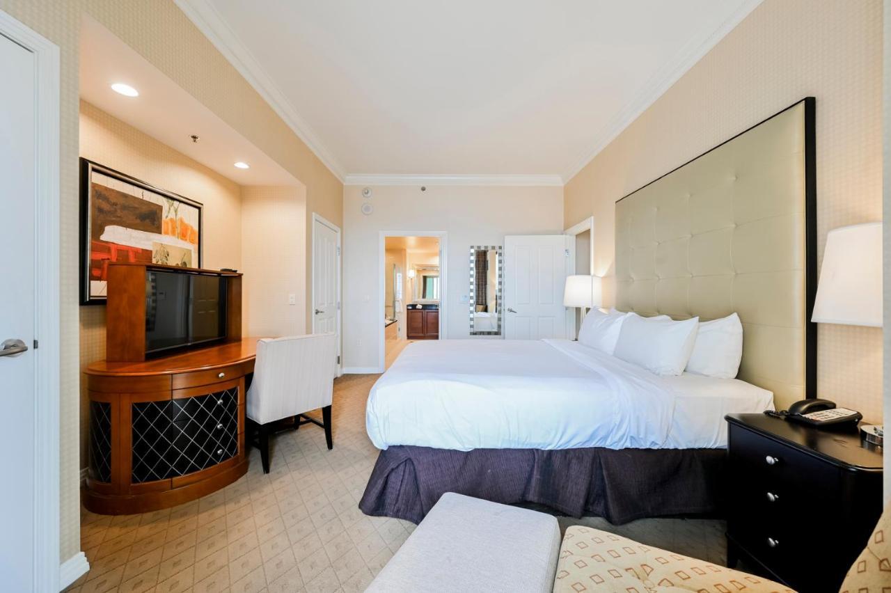 PH Floor Two-Bedroom Strip View & Balcony