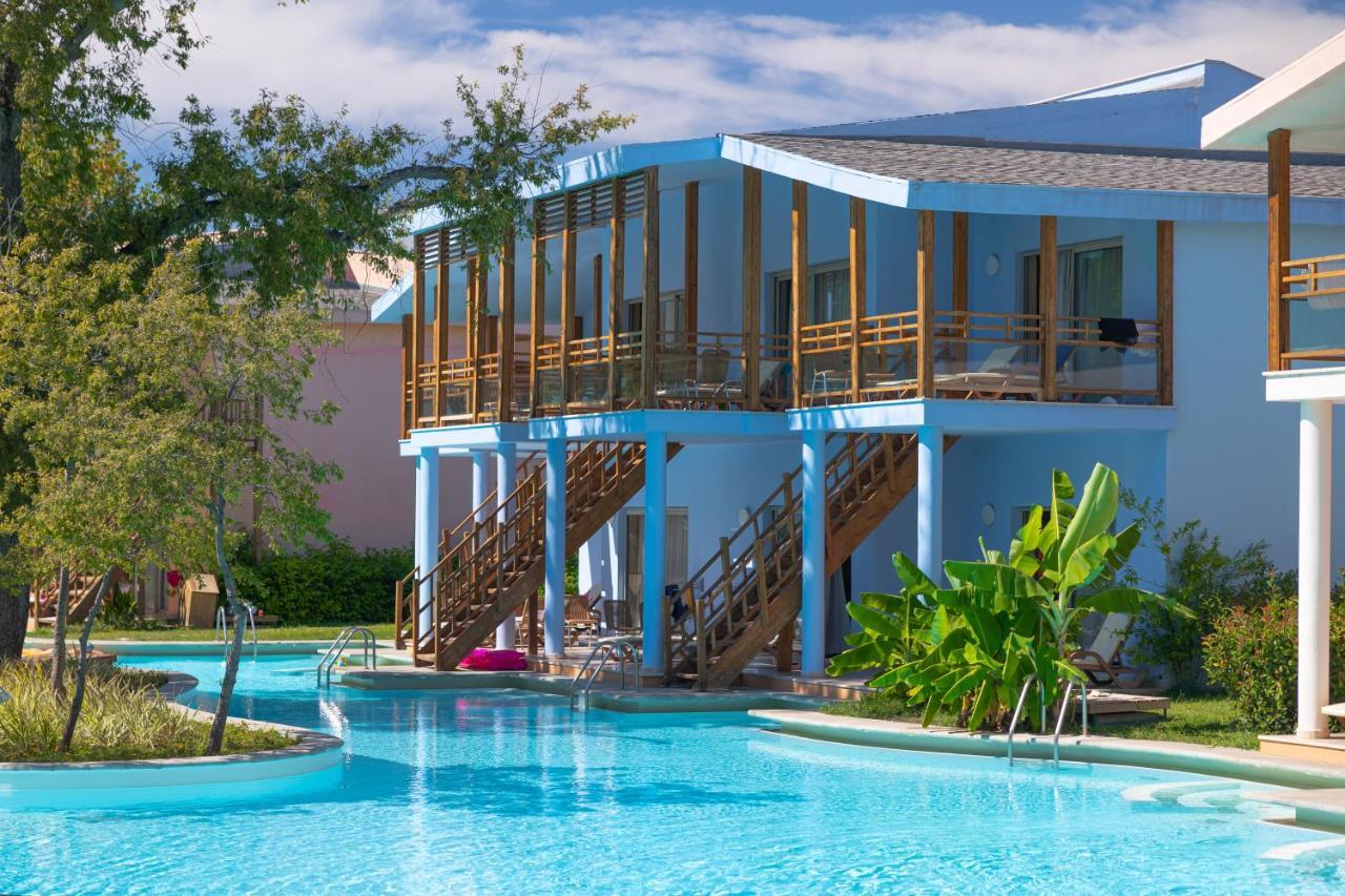 Standard Twin Room Swimming Pool Access