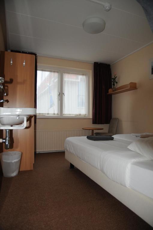 Single Room with Shared Shower and Toilet,399489234:JPEG
