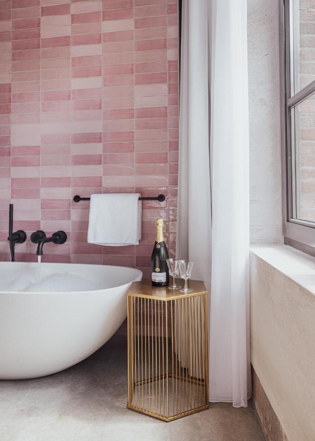 Deluxe Double Room Bath