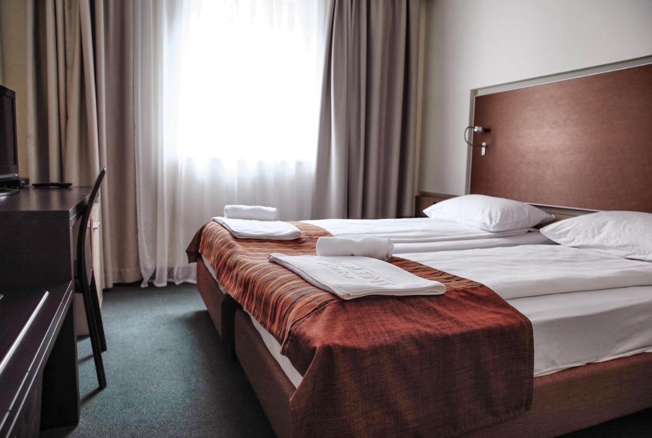 Twin Room,1772925240:JPEG