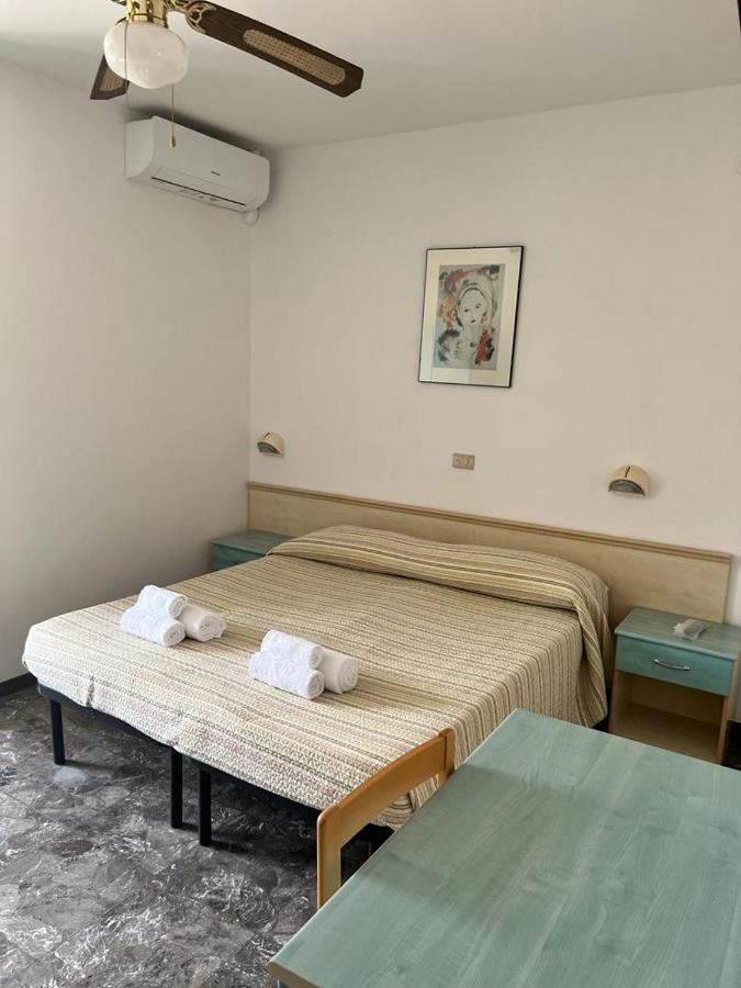 Twin Room,1411857725:JPEG