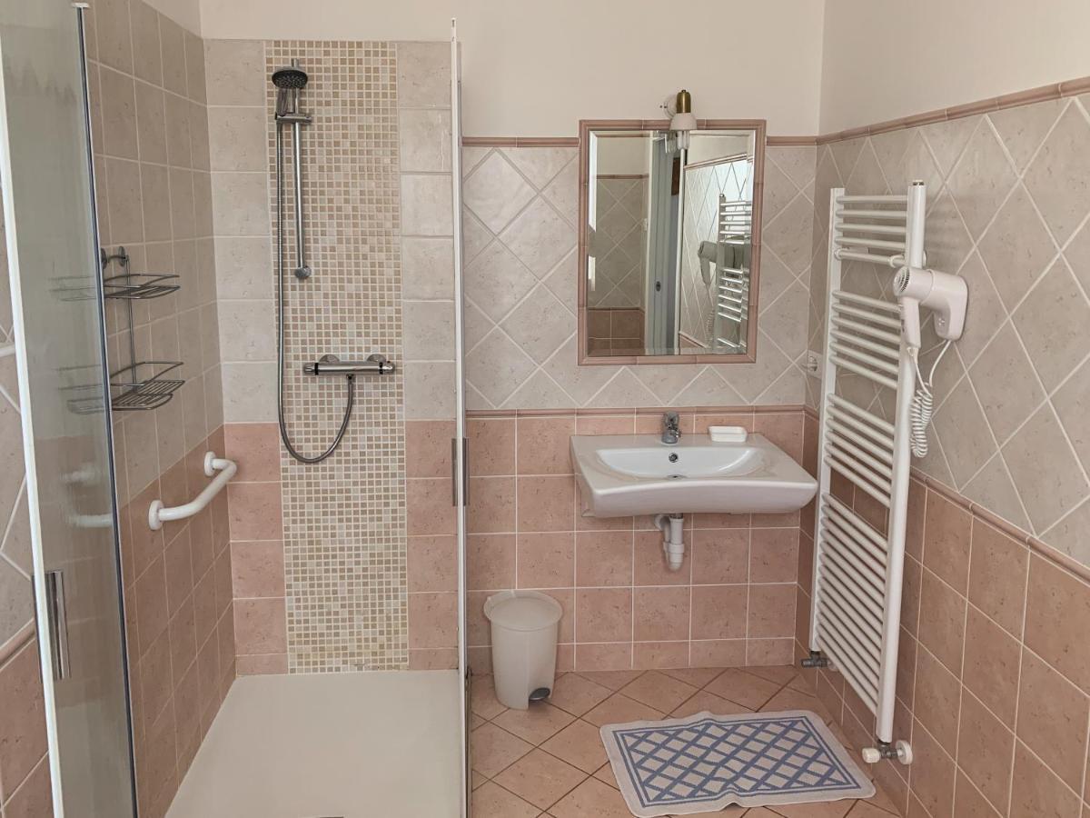 Comfort Triple Room Shower