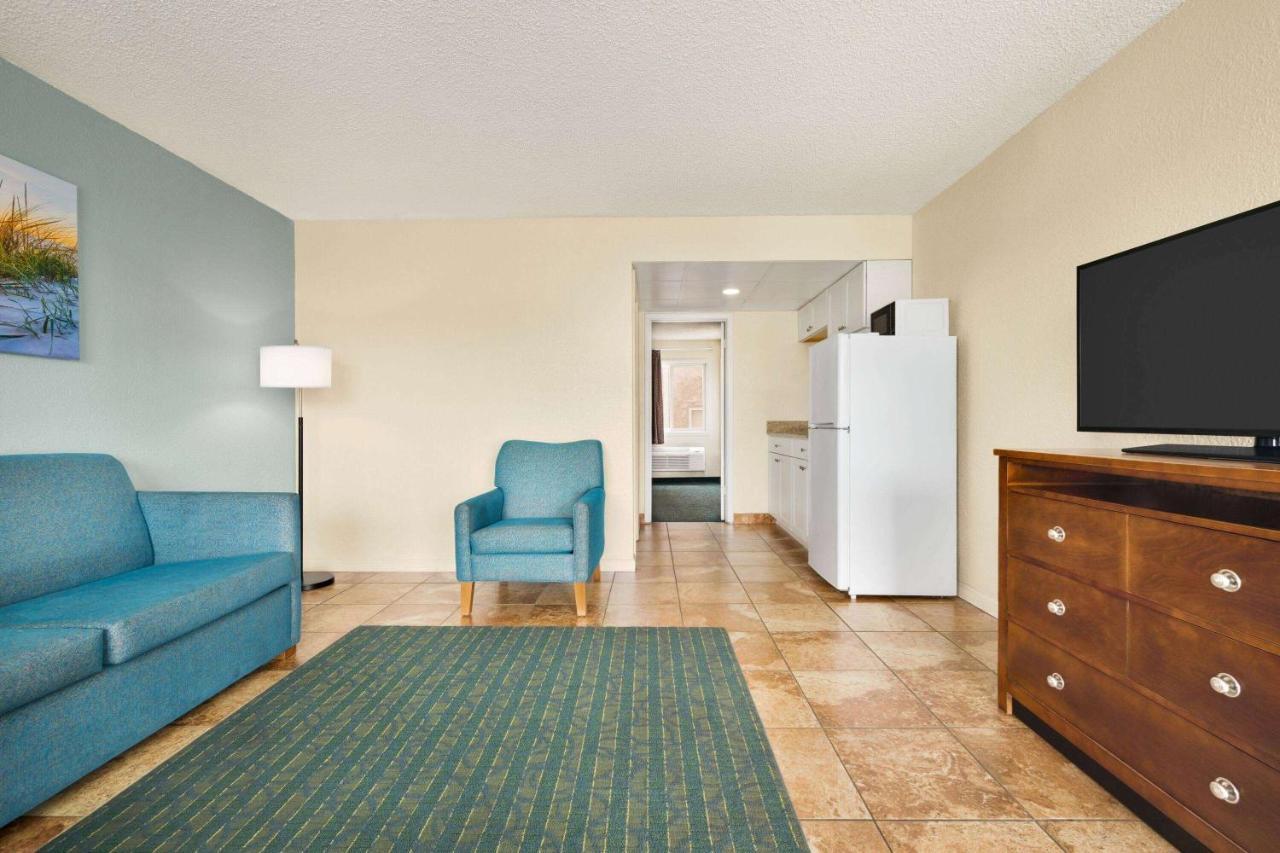 One-Bedroom Suite Two Double Beds Partial Ocean View Non-Smoking