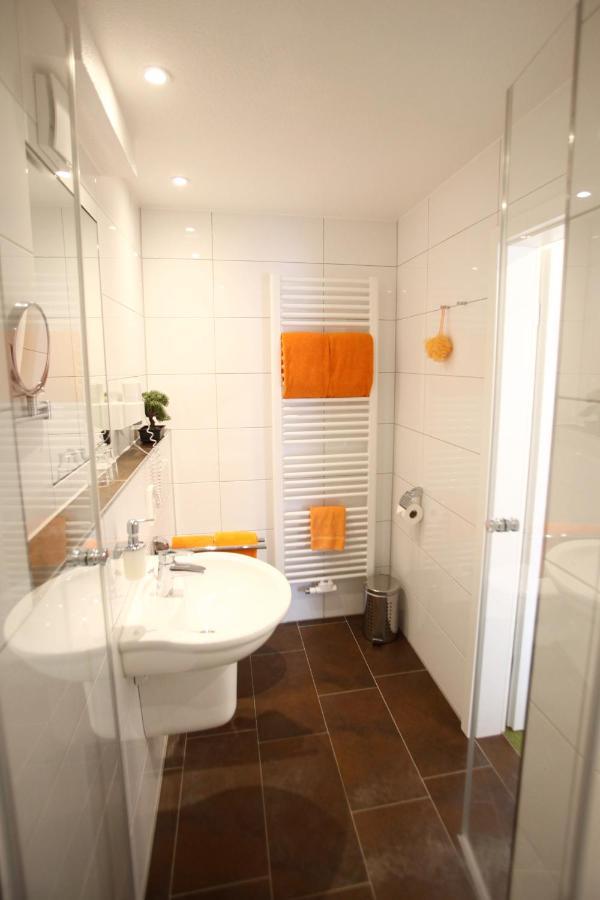 Single Room,831649661:JPEG