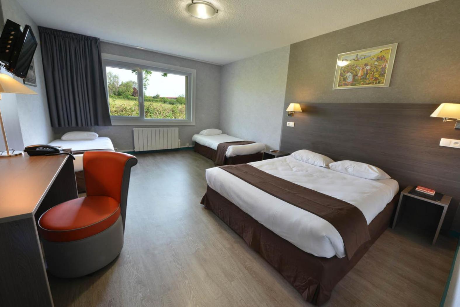 Quadruple Room 1 Double Bed 2 Single Beds,1295678569:JPEG