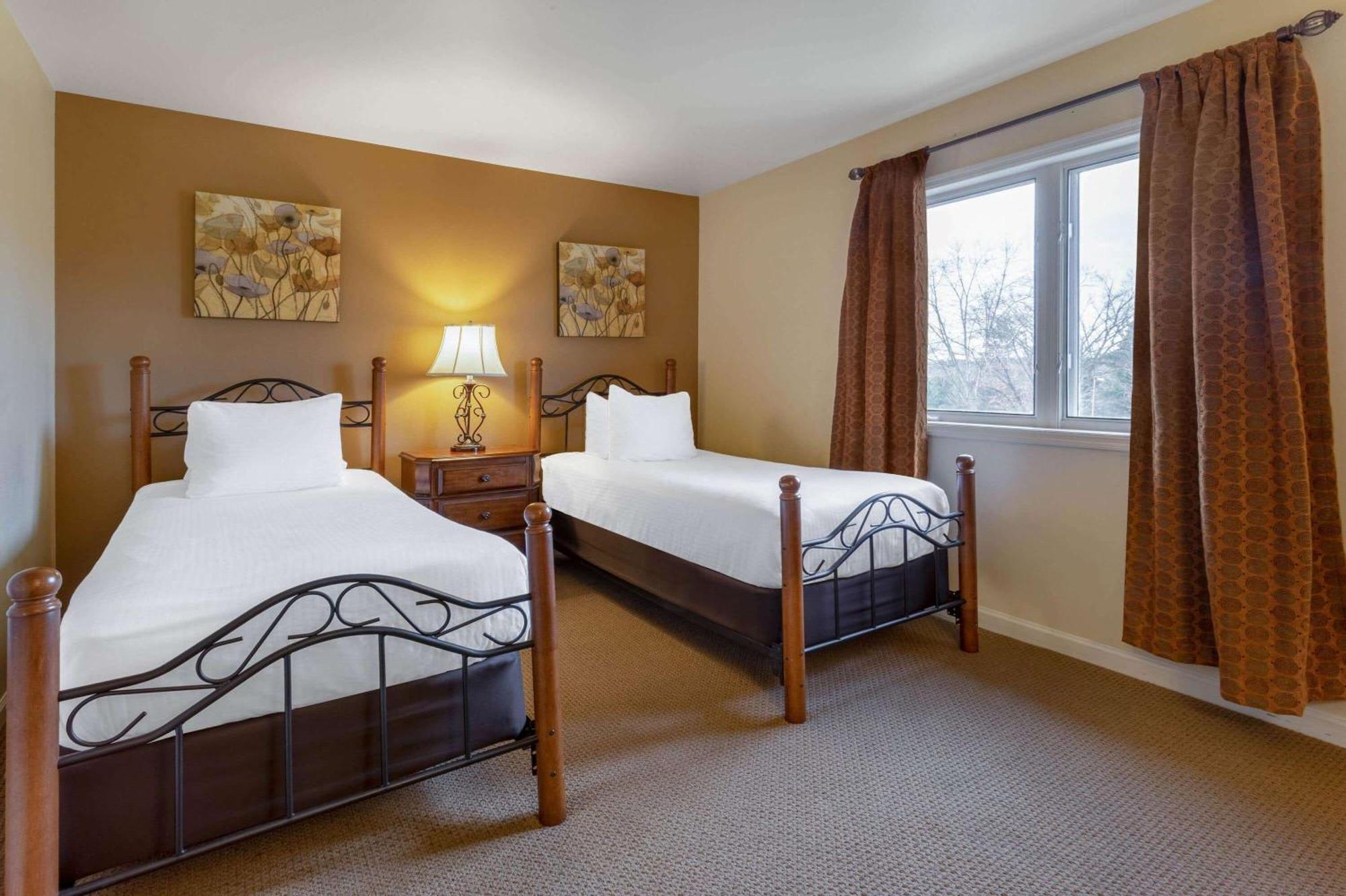 Two-Bedroom Apartment One Queen Bed Two Twin One Sofa Bed or Two Queen Beds Non-Smoking,1295841799:JPEG