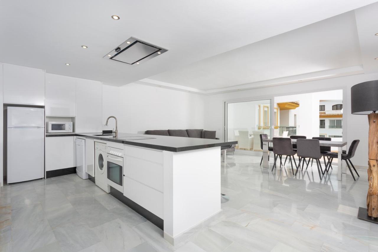 Deluxe Three-Bedroom Apartment with City View and Hot Tub,1298492698:JPEG