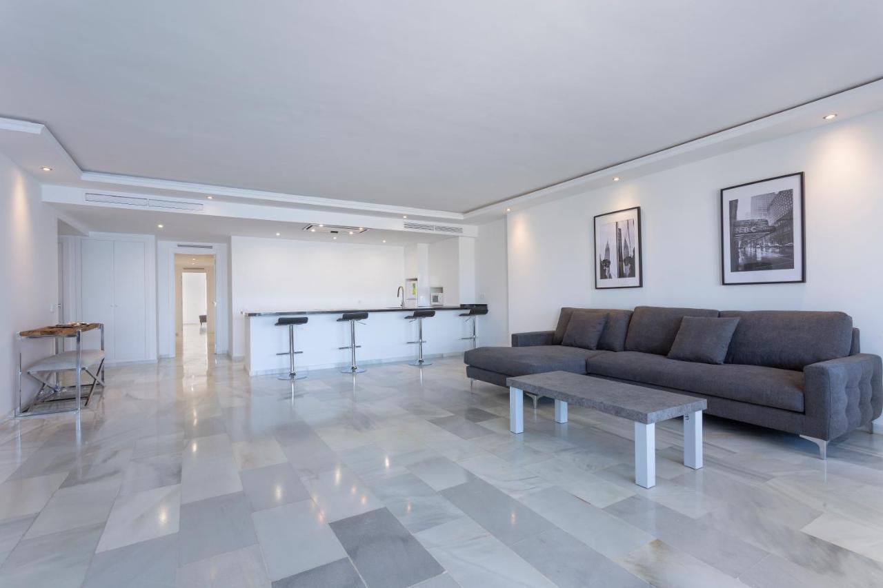 Deluxe Three-Bedroom Apartment City View
