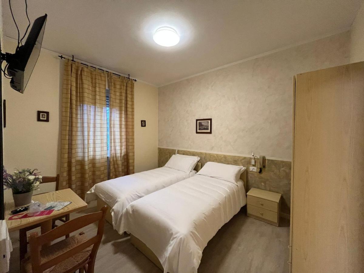 Twin Room,1296987370:JPEG