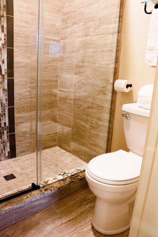 Deluxe Queen Suite
