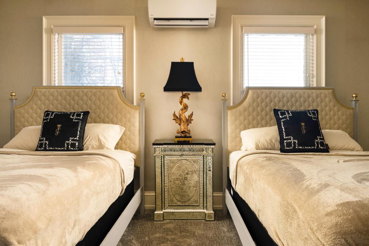 Deluxe Queen Suite